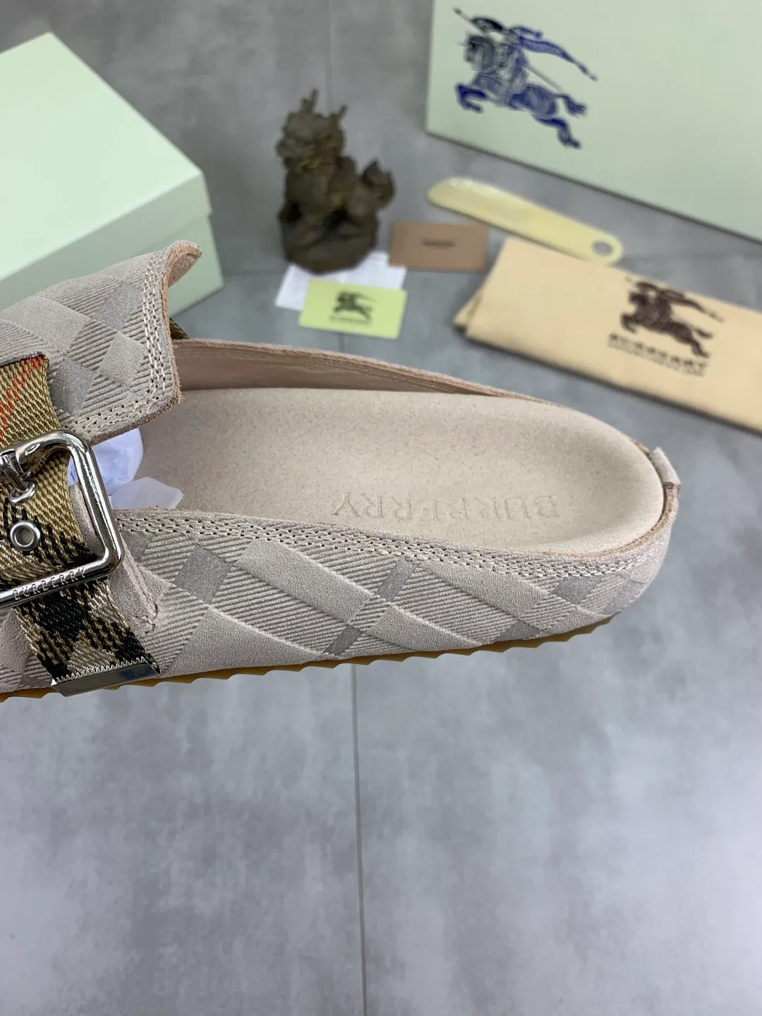 Men's Men's Shoes 💰P620 💰【New Style】Top Version 🆘【Burberry】New Burberry Slippers are on the market with perfect workmanship! 🔥Perfect shape and top quality🙈Non-slip and wear-resistant high-end rubber outsole👣Versatile and comfortable shoes, standard size: 39-45 (38 46 customized) 5️⃣colors available Top-quality packaging
